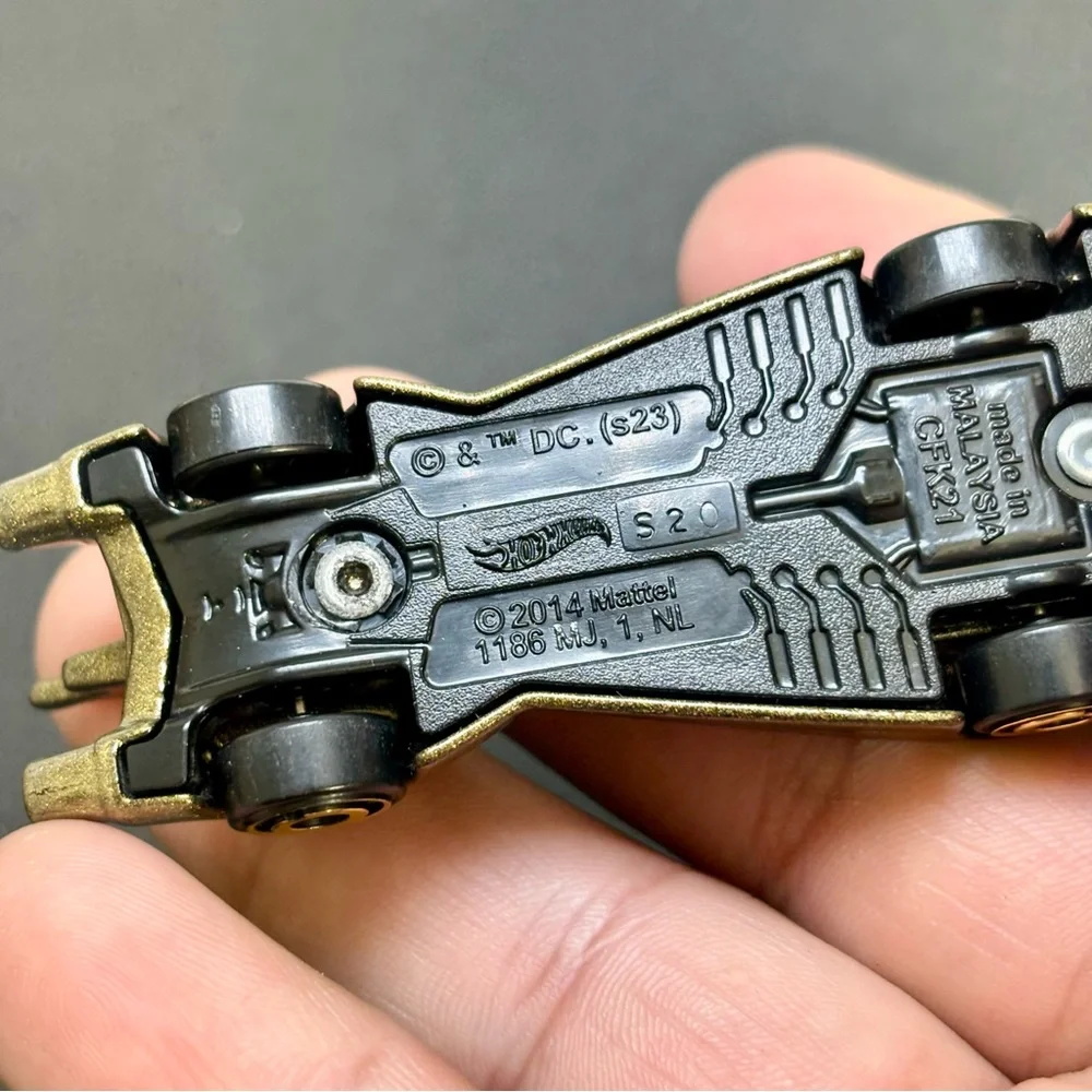 Hot Wheels Batmobile Gold 4/5 Batman 